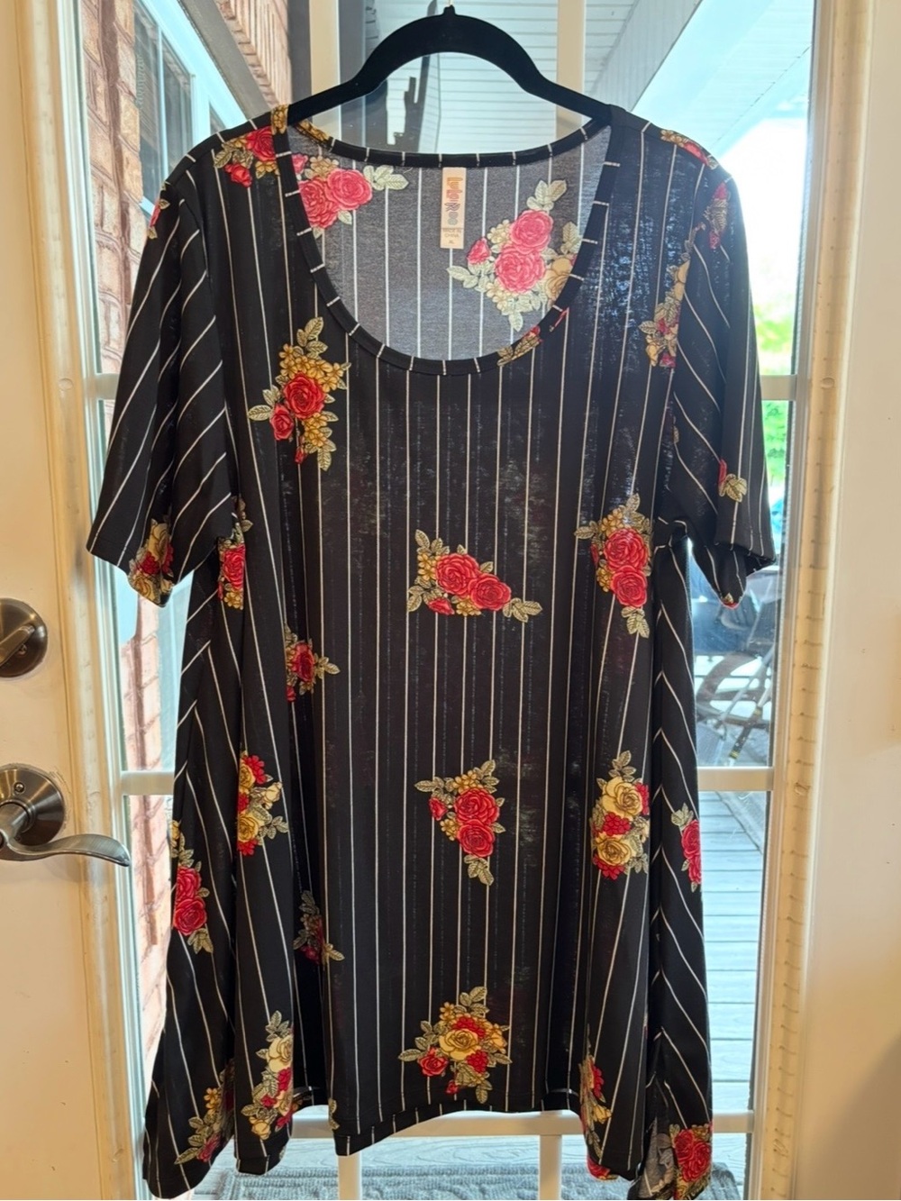 LuLaRoe NWOT XL Perfect Tee Black Red Roses Swing Tunic Top